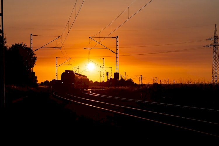 Hayalet tren: Yüzlerce Türk’ü taşıyan tren güvenlik için tamamen karartıldı, sürekli rota değişti