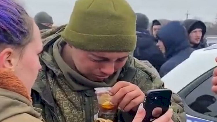 Rus askerinin hali gündem oldu: Kendisine yemek veren Ukrayna vatandaşlarına teslim oldu