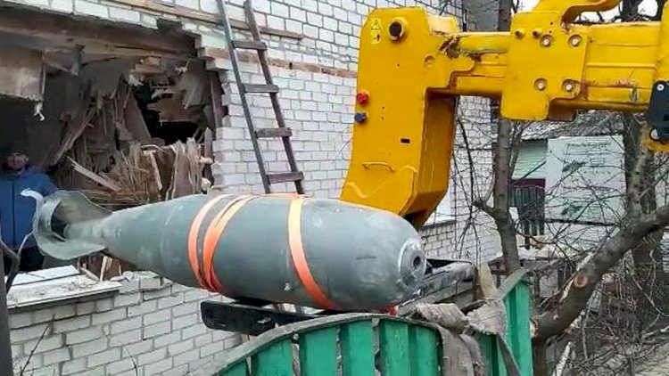 İnfilak etmeyen bomba binadan çıkarıldı
