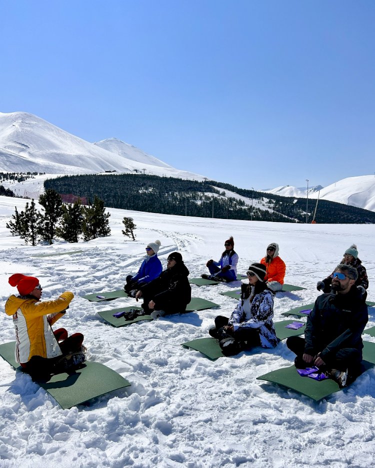 Eklem Sağlığı için 2400 m’de Yoga Yaptılar