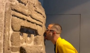 Performans Sanatçısı, Yerli Meksika Eserlerini Yaladı ve Öptü