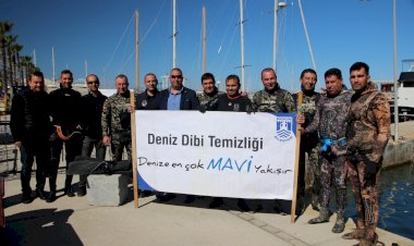 YALIKAVAK’TA DENİZDEN 460 KİLO ATIK ÇIKARILDI