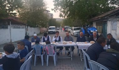 ALTI AY ÖNCE VEFAT EDEN OĞLU İÇİN İFTAR YEMEĞİ VERDİ