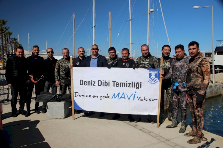 YALIKAVAK’TA DENİZDEN 460 KİLO ATIK ÇIKARILDI