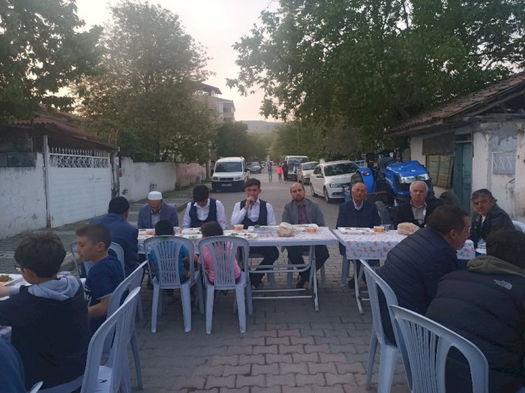 ALTI AY ÖNCE VEFAT EDEN OĞLU İÇİN İFTAR YEMEĞİ VERDİ