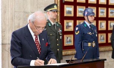 Türk Eğitim Vakfı 55. yılında Anıtkabir’de Ata’nın huzuruna çıktı