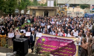 İran'da zamları protesto eden halk sokağa döküldü