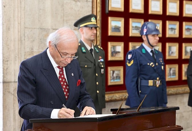 Türk Eğitim Vakfı 55. yılında Anıtkabir’de Ata’nın huzuruna çıktı