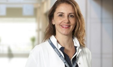Güneşin etkilerinden korunmak için mutlaka güneş gözlüğü ve şapka kullanılmalı
