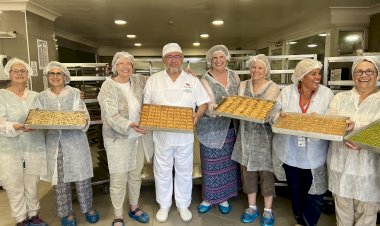 Amerikalı ünlü yemek yazarı, Karaköy Güllüoğlu’nda baklava hamuru açtı