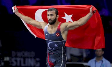 Dünya Güreş Şampiyonası'nda Burhan Akbudak'tan altın madalya