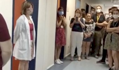 Prof. Dr. Sevgi Akarsu, çiçekle istifasını verdi