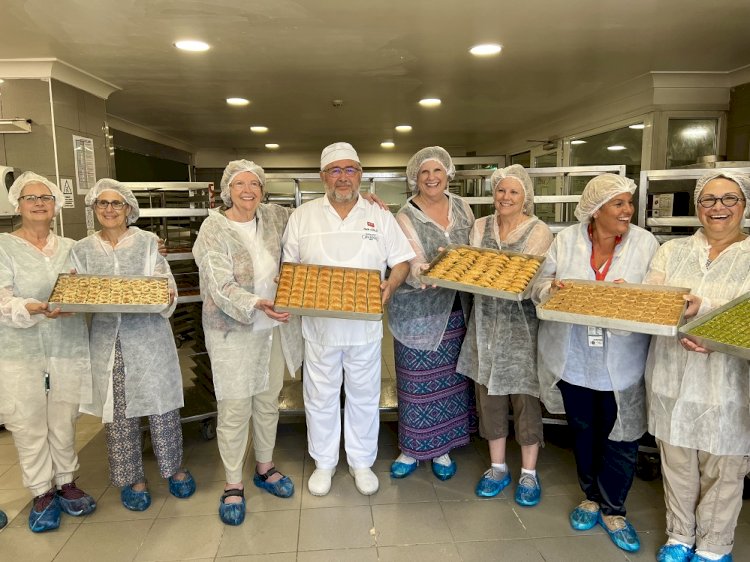 Amerikalı ünlü yemek yazarı, Karaköy Güllüoğlu’nda baklava hamuru açtı