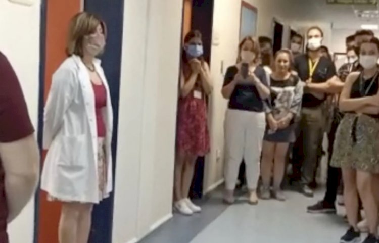 Prof. Dr. Sevgi Akarsu, çiçekle istifasını verdi