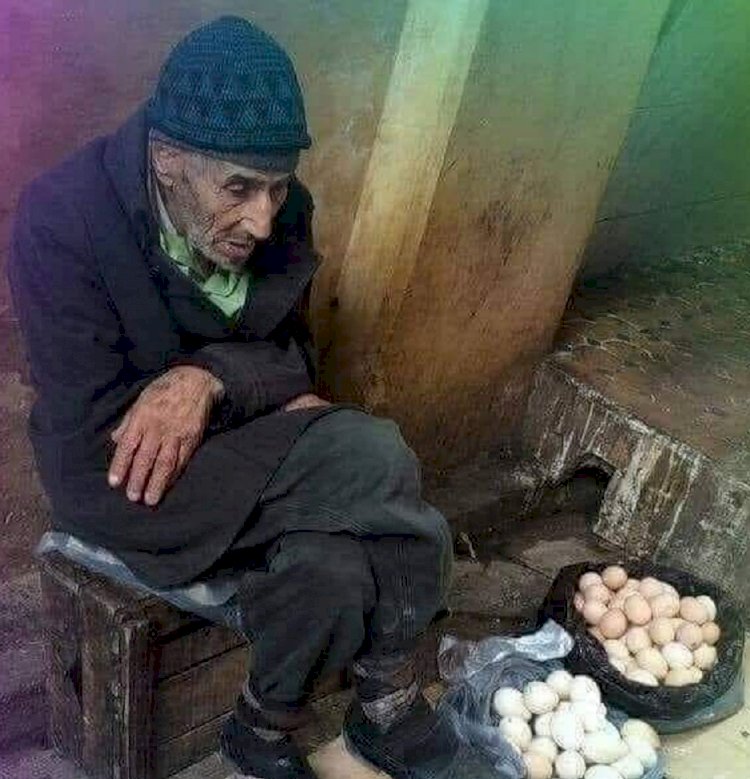Ona ; -"Yumurtaları ne kadara satıyorsun?" diye sordu."