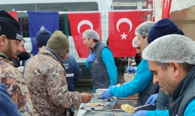 İBB HATAY’DA SICAK YEMEK DAĞITMAYA BAŞLADI