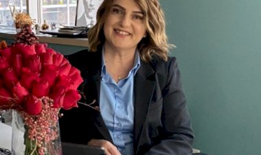 Mutluluktan ağlanır da, acı da gülümseyemez mi insan?