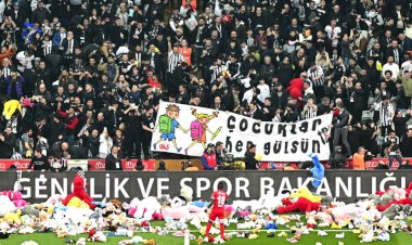 İnönü'de duygusal anlar: Beşiktaş taraftarı depremzede çocukları unutmadı