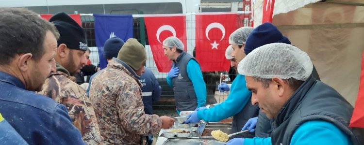 İBB HATAY’DA SICAK YEMEK DAĞITMAYA BAŞLADI