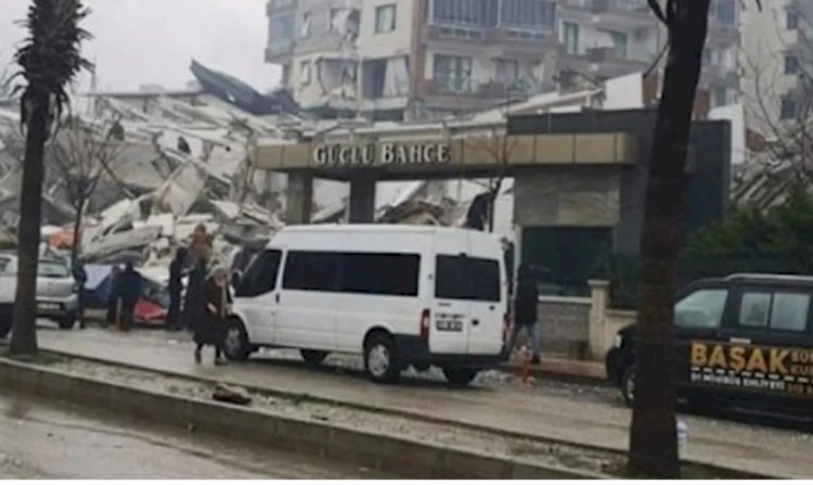 Hatay'da yaptığı site yerle bir olan müteahhit gazeteciye çıkıştı: Bana bunu soramazsınız
