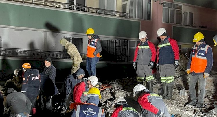 Madenciler dört koldan depremin yaralarını sarıyor
