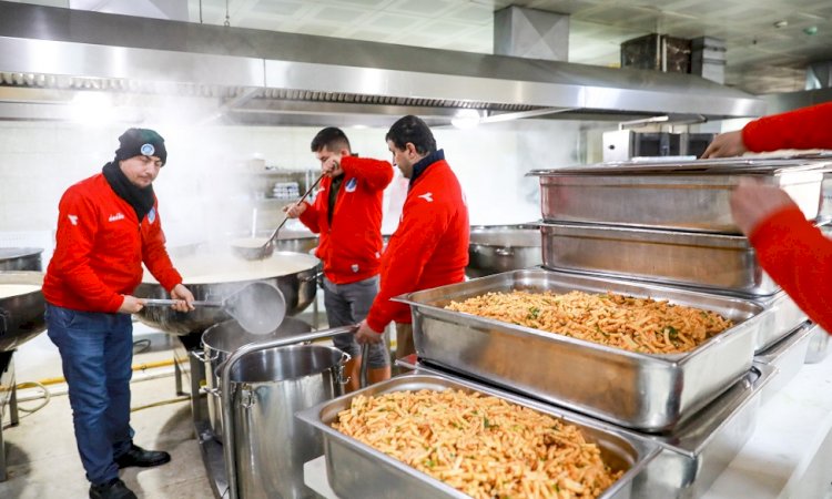 GÖNÜLLÜ ŞEFLER MİLYONLARCA KAP YEMEK YAPTI