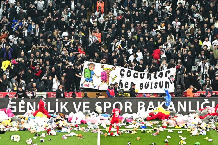 İnönü'de duygusal anlar: Beşiktaş taraftarı depremzede çocukları unutmadı