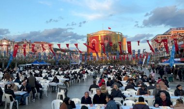Aydın Büyükşehir Belediyesi kentin birçok noktasına iftar sofraları kurmaya devam ediyor