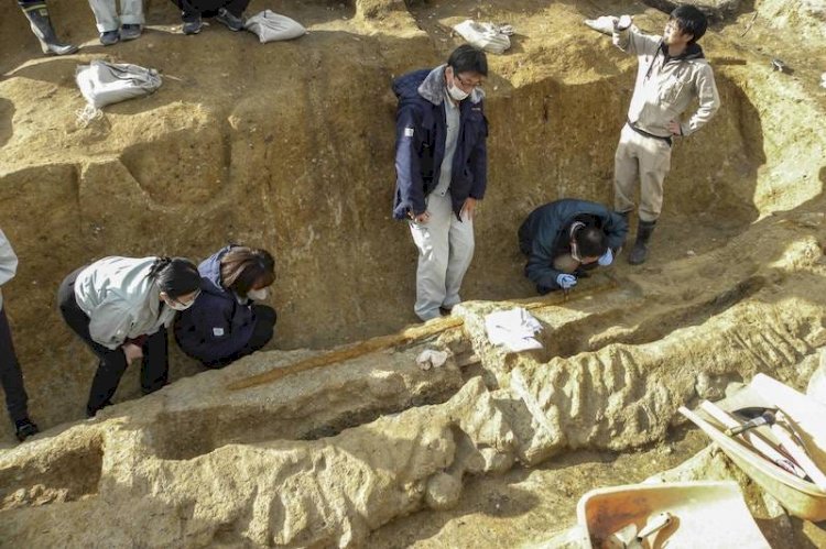 Japonya’daki Tümülüste 2.3 Metrelik Demir Kılıç Bulundu