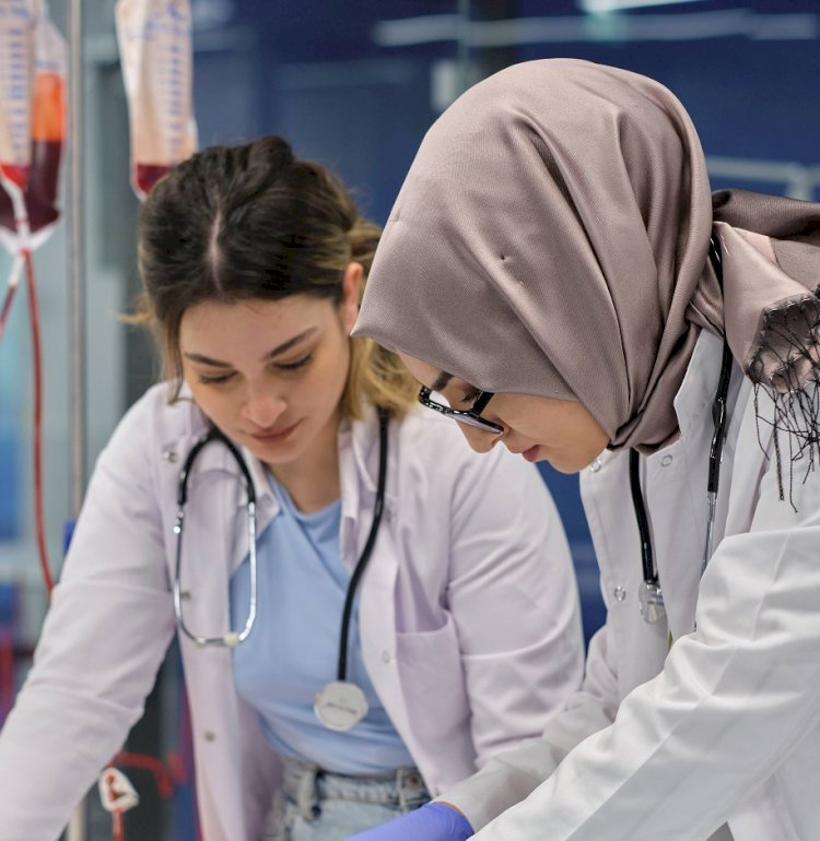 Geleceğin hemşireleri yapay zekâ teknolojili eğitimlerle yetiştiriliyor
