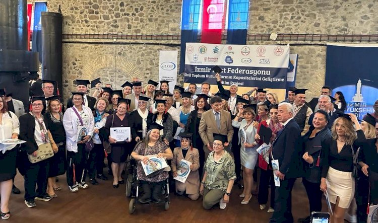 İzmir’in STK başkanları keplerini havaya fırlattı