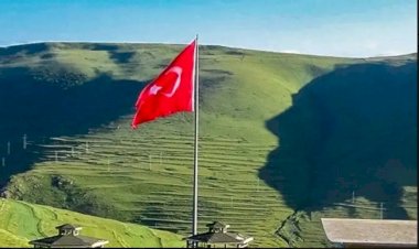 Ardahan Damal'ın, Karadağlar'ın eteğine, yanındaki tepenin gölgesinin düşmesiyle oluşan Atatürk silüeti,