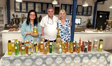 Büyülü şişelerden yayılan efsanevi İzmir kokuları müzeyi sardı