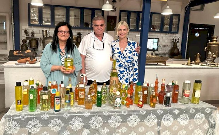 Büyülü şişelerden yayılan efsanevi İzmir kokuları müzeyi sardı