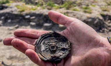 Roma Kalesinde Kanatlı Medusa Tasvirli Madalyon Bulundu