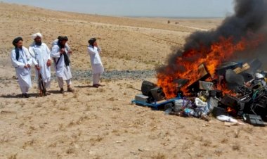 Afganistan’da vandallığın sonu gelmiyor: Taliban ‘yoldan çıkaran’ enstrümanları yaktı