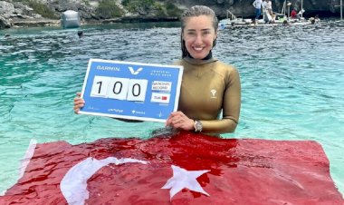  Milli sporcu ve serbest dalış rekortmeni Şahika Ercümen'den Cumhuriyet'in 100.yıl 100 metre rekoru