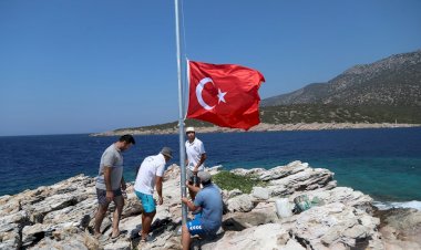 ADA VE KOYLARA TÜRK BAYRAĞI