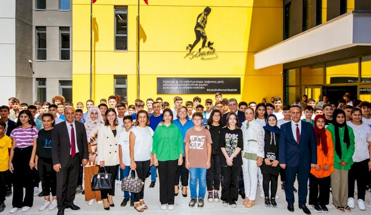 Güler Sabancı, Hatay'da İlk Ders Zilinde de Öğrencilerin Yanındaydı!