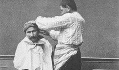 Vaktiyle bir derviş berbere gidip: - Vur usturayı berber efendi, der.