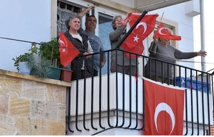 Bayraksız ev kalmasın