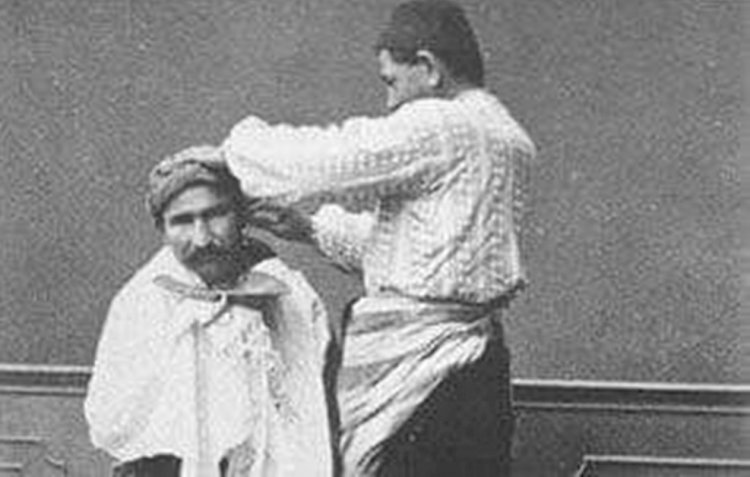 Vaktiyle bir derviş berbere gidip: - Vur usturayı berber efendi, der.