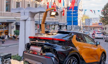 Yeni Toyota C-HR Hybrid İlk Kez Artweeks Akaretler’de