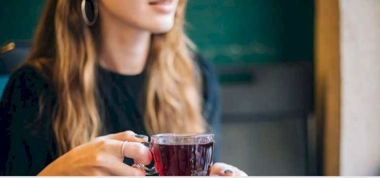 Bir sakin ol! Çay demledim, oturup konuşalım...