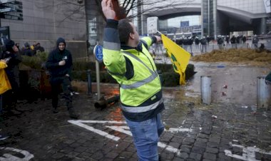 Belçikalı çiftçiler AB zirvesini traktörlerle yol kapatarak protesto etti