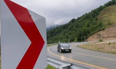 Viraja giren otomobil hangi hareketi yapar?