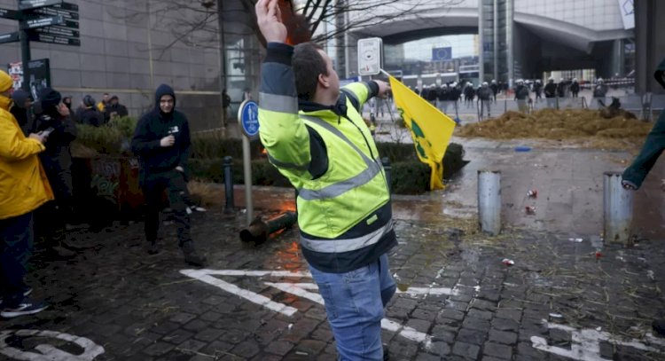 Belçikalı çiftçiler AB zirvesini traktörlerle yol kapatarak protesto etti