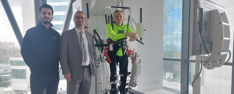 OMURİLİK FELÇLİ BOSNALI GENÇ, YÜRÜME UMUDUNU   TÜRKİYE’DE BULDU