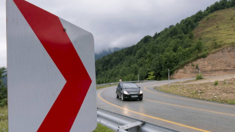 Viraja giren otomobil hangi hareketi yapar?