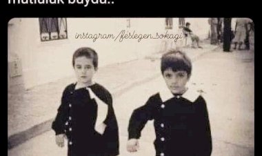 Kara önlüklerimiz, beyaz yakalıydı o Kara önlüklerin altında Cumhuriyet kokardı Atatürk kokardı.